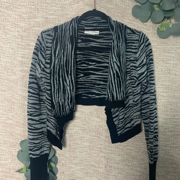 [Knit Avenue] Zebra Cropped Cardigan - Picture 1 of 7